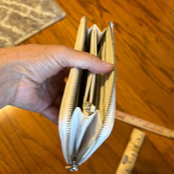 Cream zippered ivory wallet with numerous pockets and zippers. NWOT - Picture 6 of 9